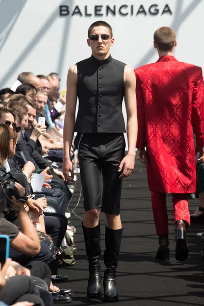 Look 32
